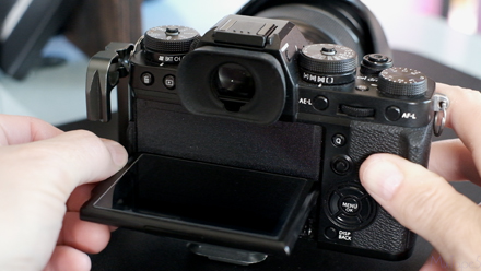 Another Image of the Fuji X-t3 horizontal screen articulation.