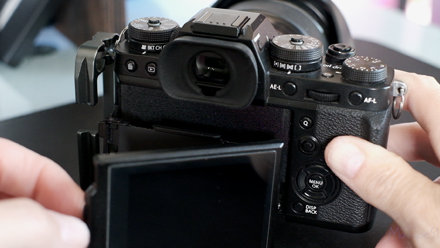 Image of the Fuji X-t3 vertical screen articulation.