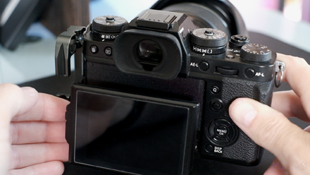 Image of the Fuji X-t3 vertical screen and it staying cldear of an L bracket without hitting at all.