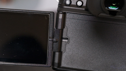 Image of the Fuji X-t4 screen's single hinge.